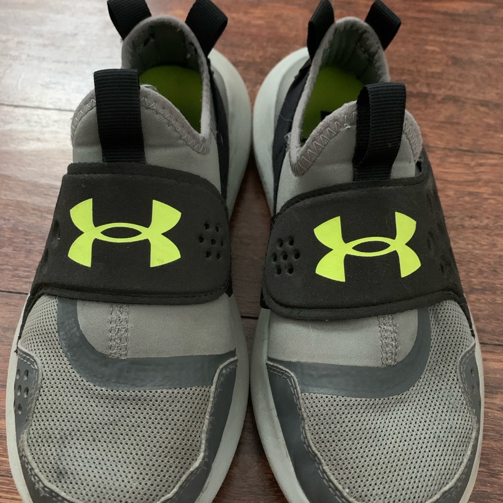 Youth Kids Size 5 Underarmour Shoes